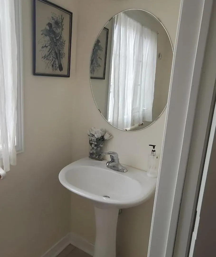 Homestay Cozy N Beautiful Room Near Transit, Restaurants- High Speed Internet, Free Parking Toronto Canada