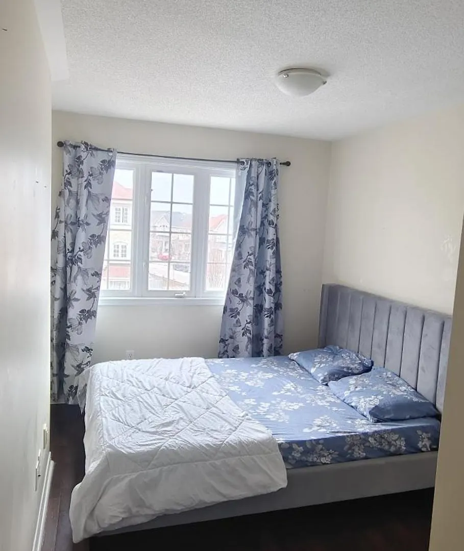 Cozy N Beautiful Room Near Transit, Restaurants- High Speed Internet, Free Parking Toronto