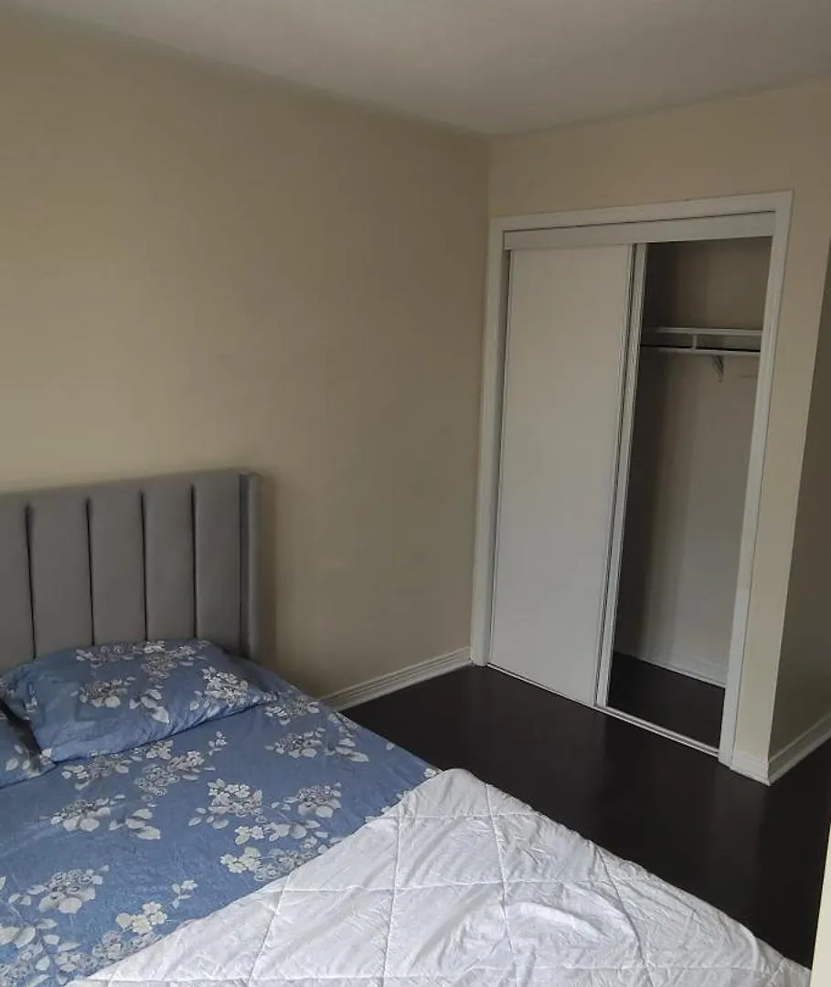 Cozy N Beautiful Room Near Transit, Restaurants- High Speed Internet, Free Parking Toronto