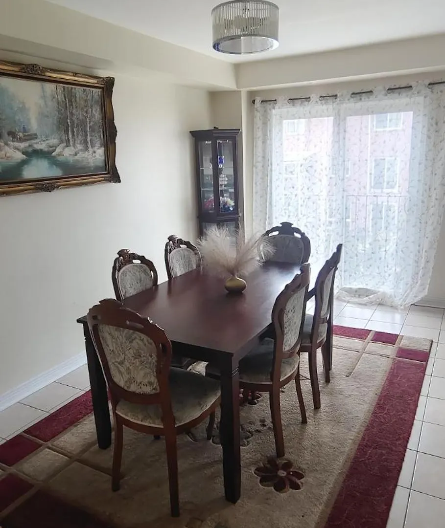 Cozy N Beautiful Room Near Transit, Restaurants- High Speed Internet, Free Parking Toronto Homestay