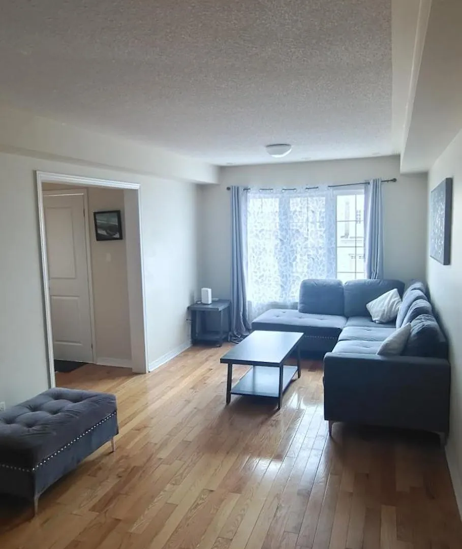 Cozy N Beautiful Room Near Transit, Restaurants- High Speed Internet, Free Parking Toronto