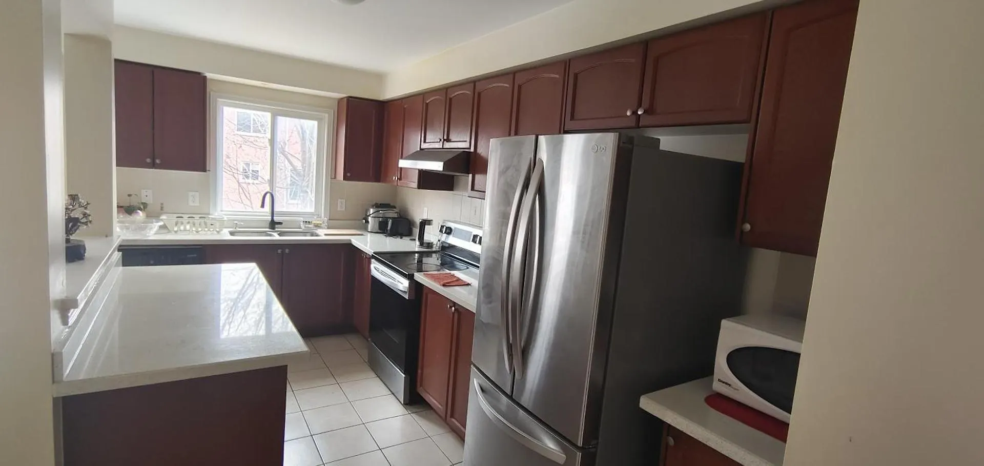 Cozy N Beautiful Room Near Transit, Restaurants- High Speed Internet, Free Parking Toronto Canada