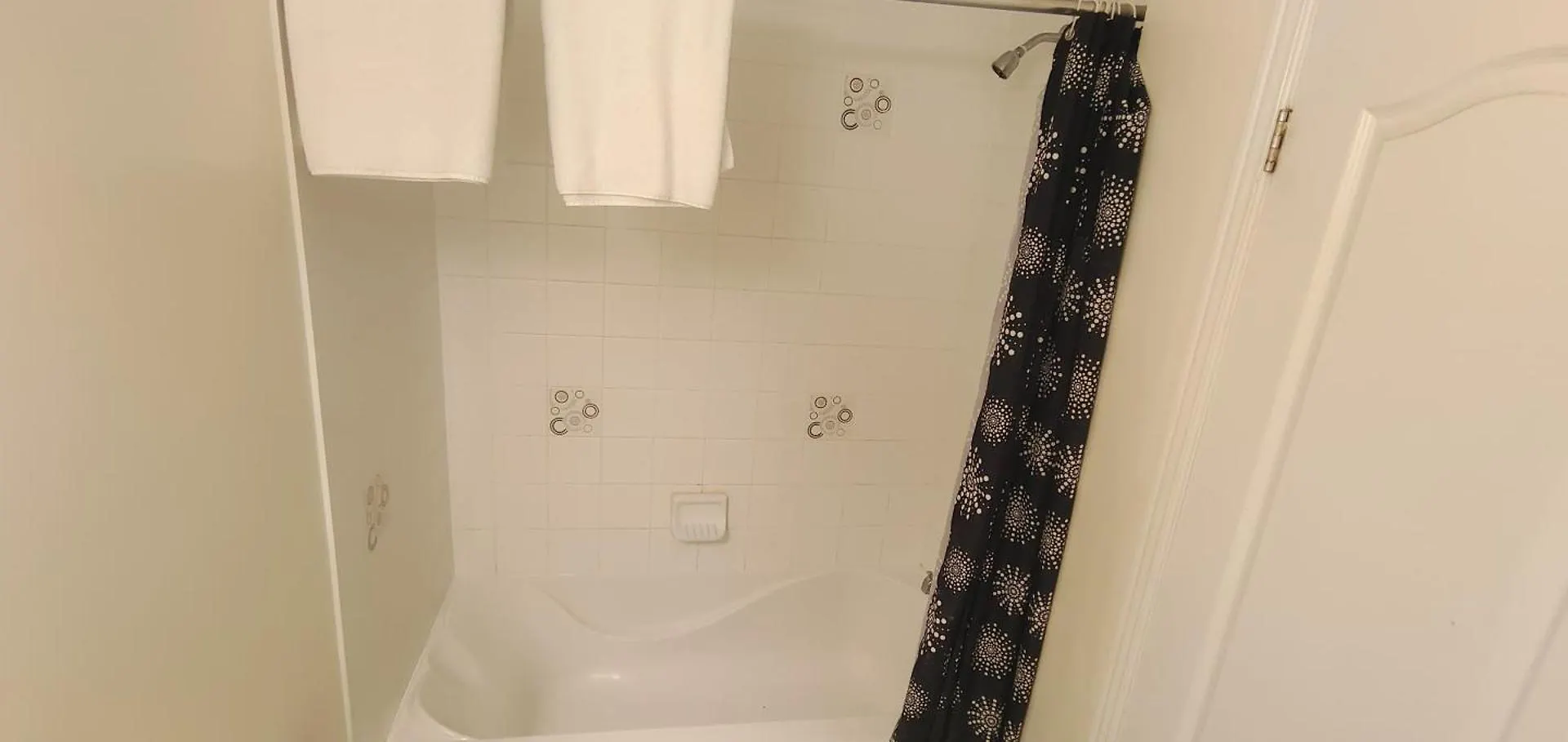 Cozy N Beautiful Room Near Transit, Restaurants- High Speed Internet, Free Parking Toronto