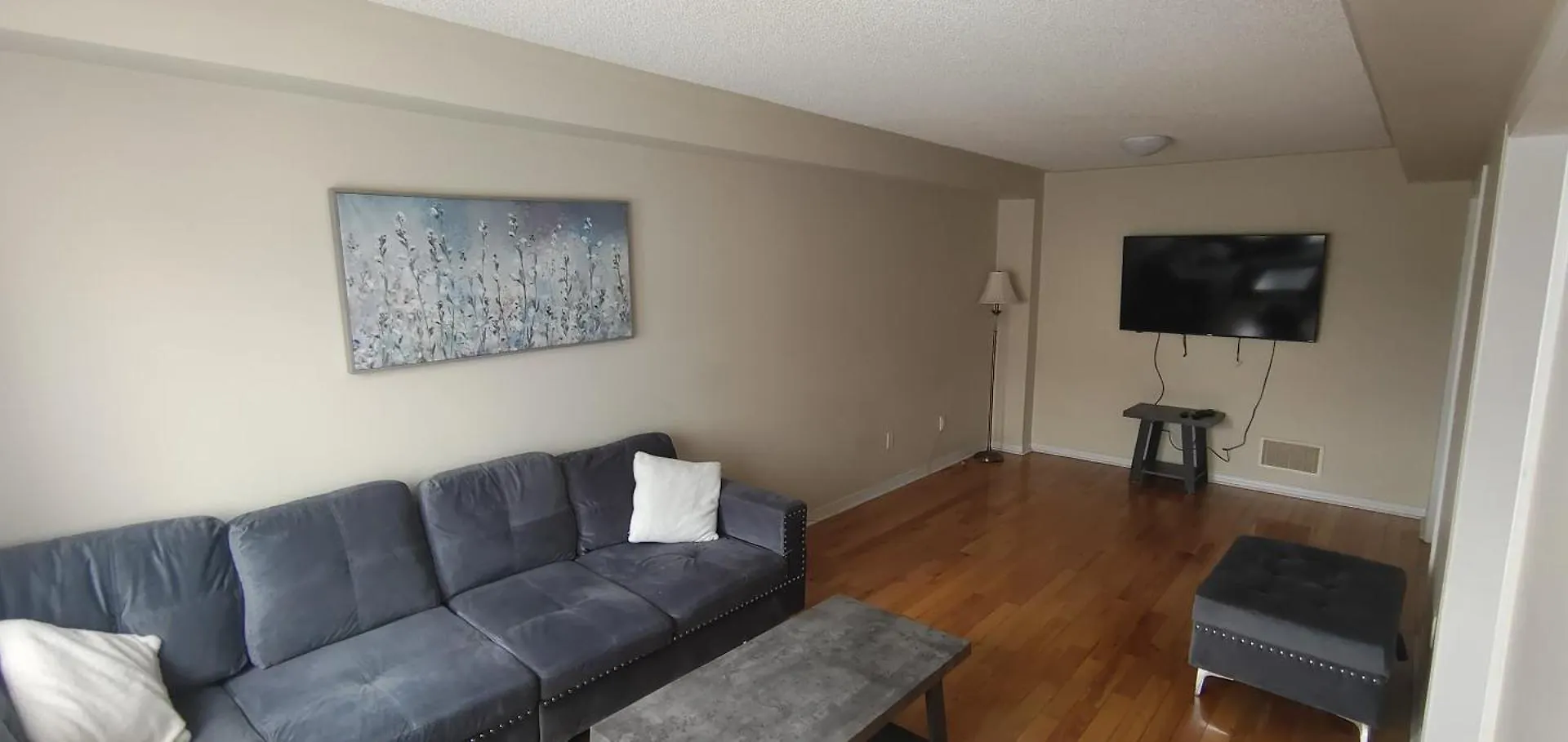 Cozy N Beautiful Room Near Transit, Restaurants- High Speed Internet, Free Parking Toronto Canada